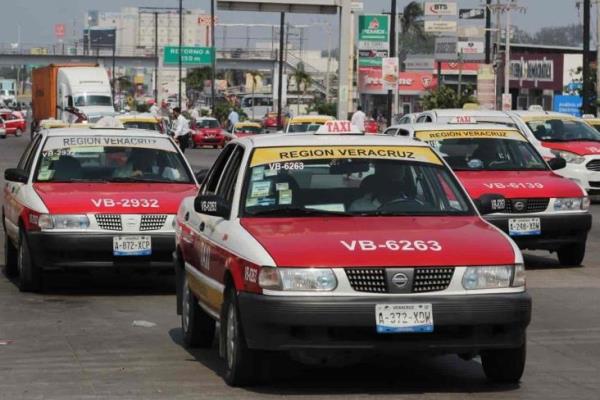 Al menos 4 mil unidades de taxi operan sin concesión en Veracruz