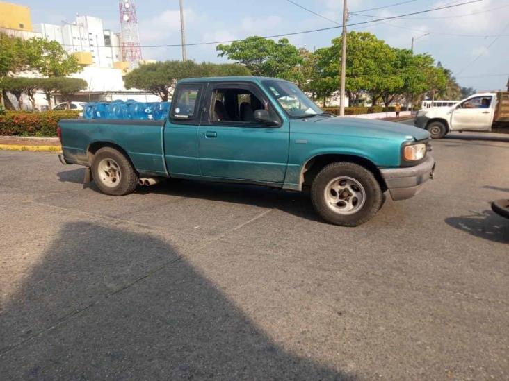 Repartidora de agua choca a motociclista en avenida de Coatzacoalcos