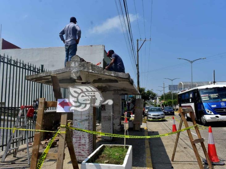 Rehabilitan parasol frente a la Catedral San José; llaman a feligresía seguir apoyando