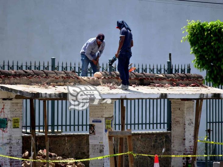 Rehabilitan parasol frente a la Catedral San José; llaman a feligresía seguir apoyando