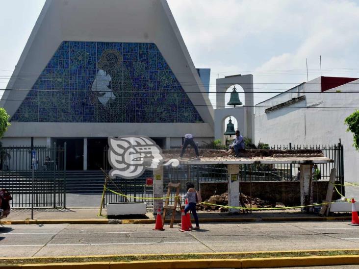 Rehabilitan parasol frente a la Catedral San José; llaman a feligresía seguir apoyando