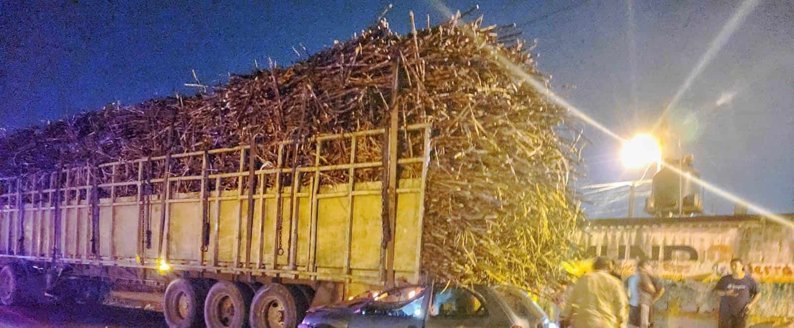 Destroza su auto al chocar contra camión cañero en Tierra Blanca