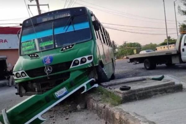 Cinco lesionados por choque de urbano en Coatzacoalcos
