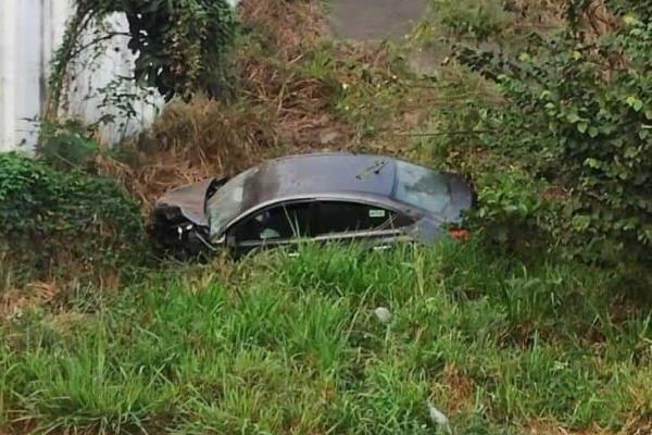 Automovilista vuela en el distribuidor vial de Chichicaxtle