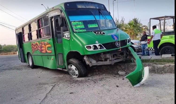 Autobús urbano se impacta contra camellón; hay 5 pasajeros lesionados