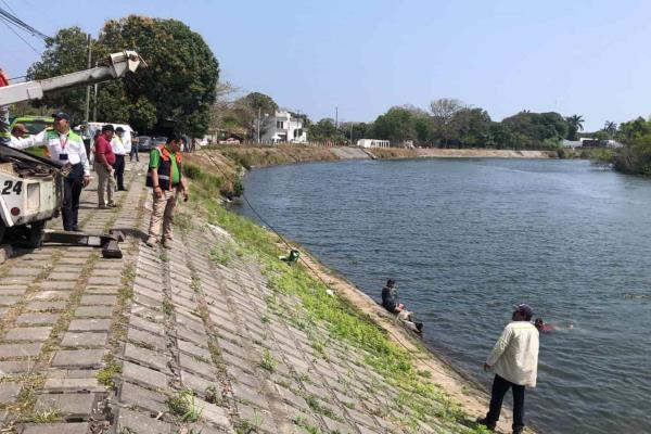 Olvida poner el freno y su vehículo termina en el río Jamapa, en Medellín