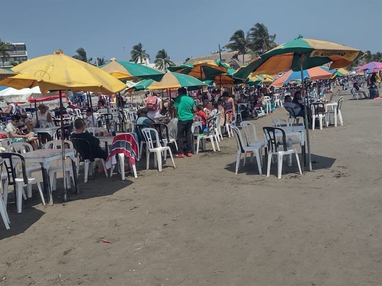 Turistas abarrotan playas de Veracruz previo a Semana Santa