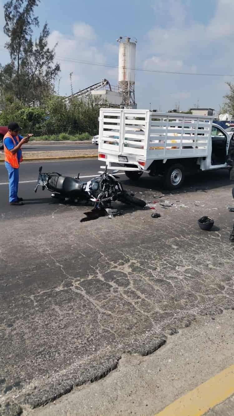 Motopatrullero de la Policía Estatal derrapa y choca en la Veracruz-Xalapa