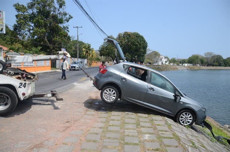 Olvida poner el freno y su vehículo termina en el río Jamapa, en Medellín