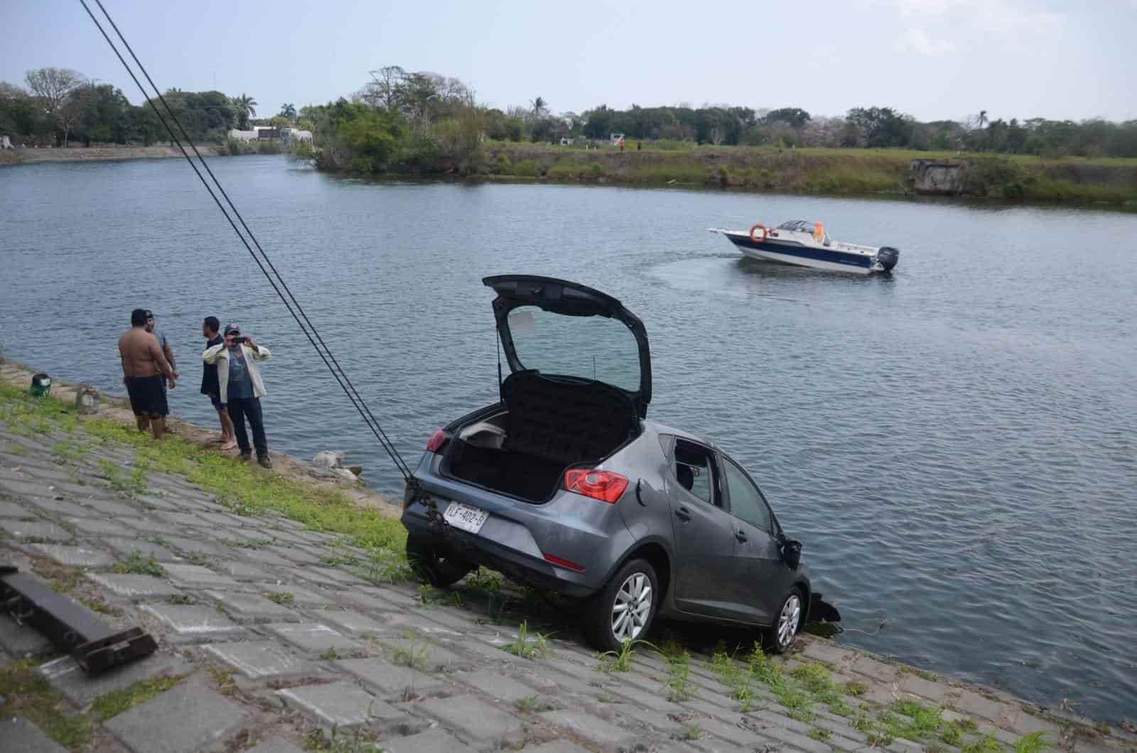 Olvida poner el freno y su vehículo termina en el río Jamapa, en Medellín