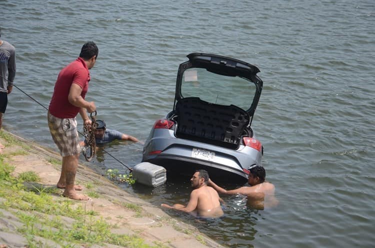 Olvida poner el freno y su vehículo termina en el río Jamapa, en Medellín