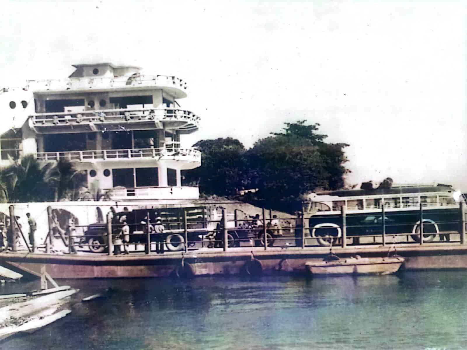 Así cruzaban los autos cuando no existía el puente de Boca del Río