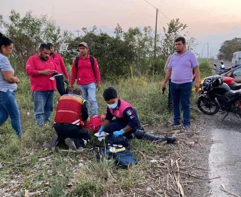 Hombre derrapa en su motocicleta en el municipio de Tierra Blanca