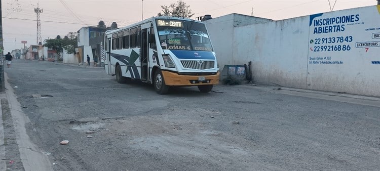 Entre baches, así viven los habitantes de la colonia Lomas 4 en Veracruz
