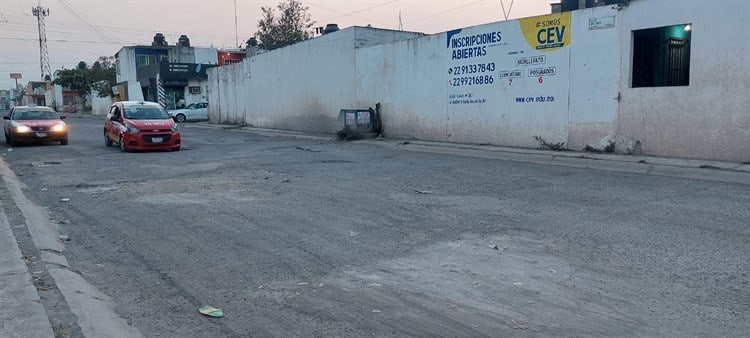 Entre baches, así viven los habitantes de la colonia Lomas 4 en Veracruz