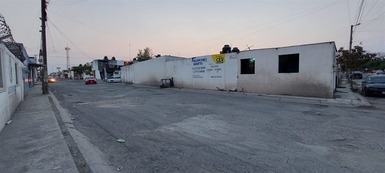 Entre baches, así viven los habitantes de la colonia Lomas 4 en Veracruz