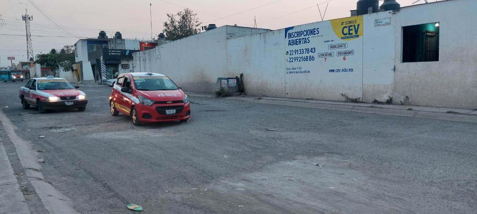Entre baches, así viven los habitantes de la colonia Lomas 4 en Veracruz