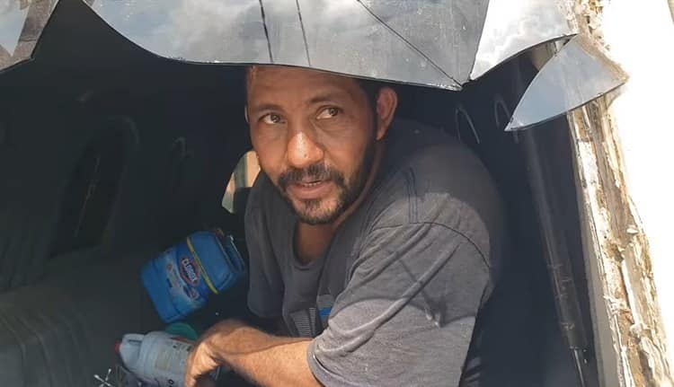 Hombre queda atrapado dentro de su auto en Cosamaloapan