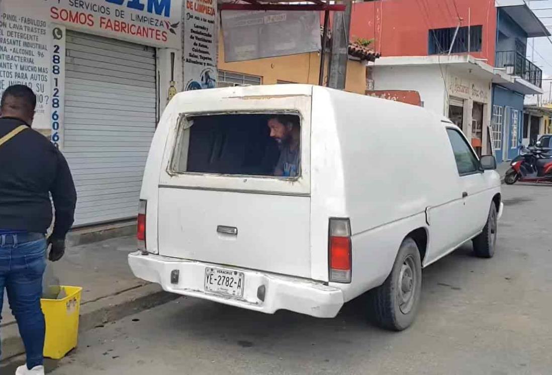 Hombre queda atrapado dentro de su auto en Cosamaloapan