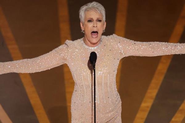 ¡Acabamos de ganar un Óscar!: Jamie Lee Curtis recibe premio a Mejor Actriz de Reparto