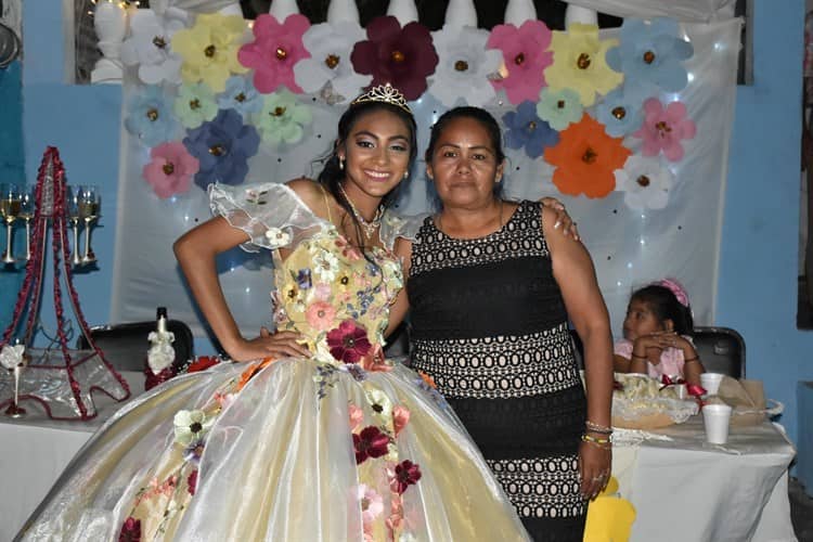 Hilda Kelaia Delgadillo Cortés disfrutó en su fiesta de XV años