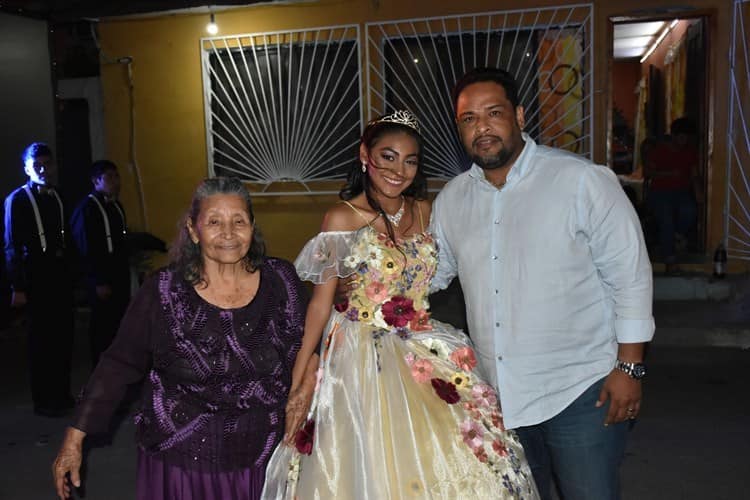 Hilda Kelaia Delgadillo Cortés disfrutó en su fiesta de XV años