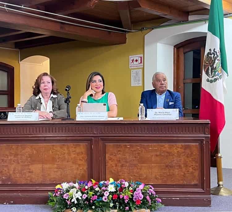 Presentan en el Colegio de Veracruz ‘El Libro de los Reyes de Ferdowsí