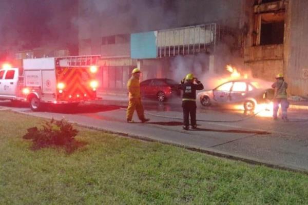 Arde automóvil en el malecón de Coatzacoalcos
