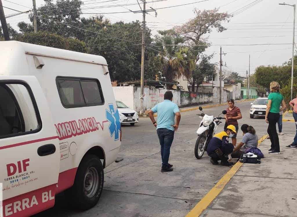 Choque ente moto y camioneta deja una mujer herida en Tierra Blanca