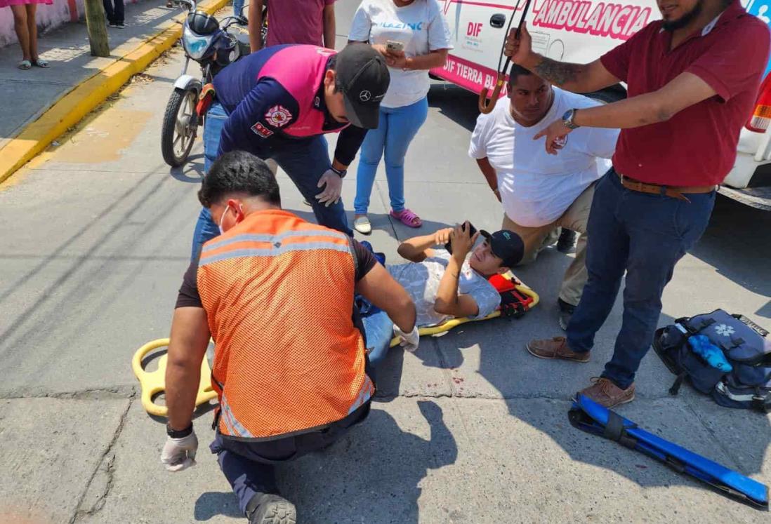 Motociclista embestido por taxista en Tierra Blanca