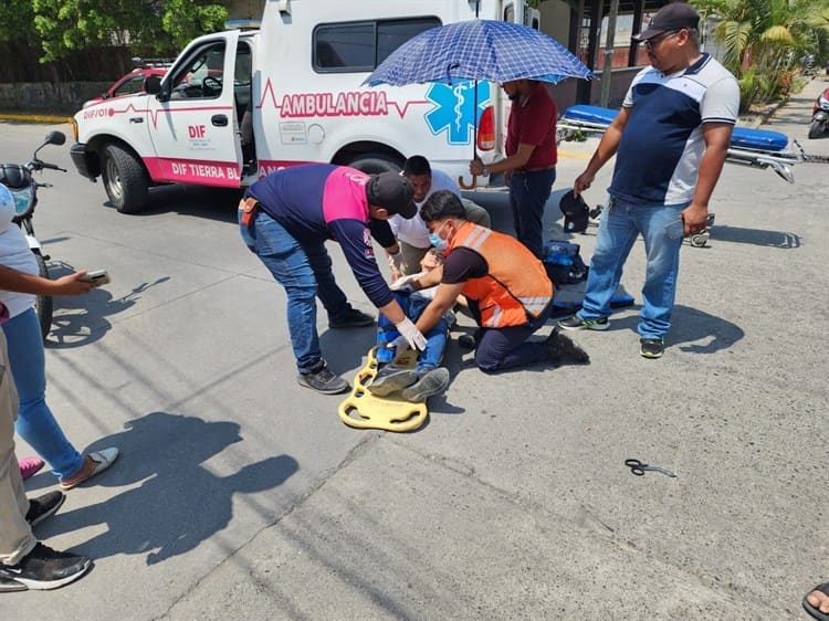 Motociclista embestido por taxista en Tierra Blanca