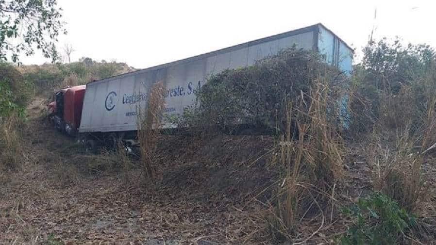 Tractocamión se sale de la autopista Cosamaloapan-La Tinaja