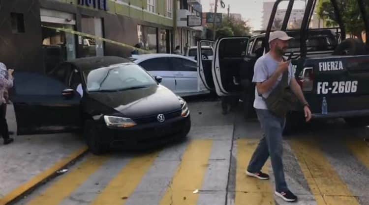 Choca patrulla de la Fuerza Civil contra autos particulares en la colonia Flores Magón, en Veracruz