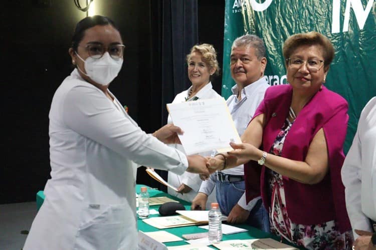 ¡Enhorabuena! egresan 74 especialistas del IMSS Veracruz-Sur