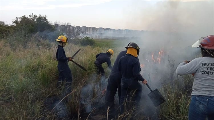 Coatza se cubre de humo provocado por incendios de pastizal