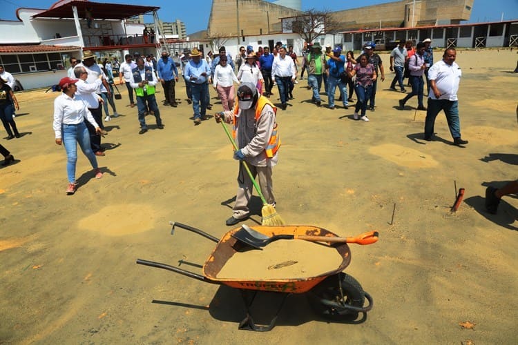 Recorre alcalde instalaciones de la Expo Feria Coatza 2023