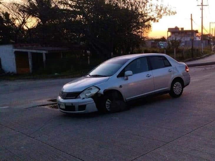 Impacta coche en carretera de Coatzacoalcos y escapa