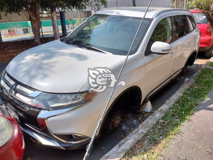 ¡Una más! Roban llantas y desvalijan camioneta en la zona centro de Veracruz