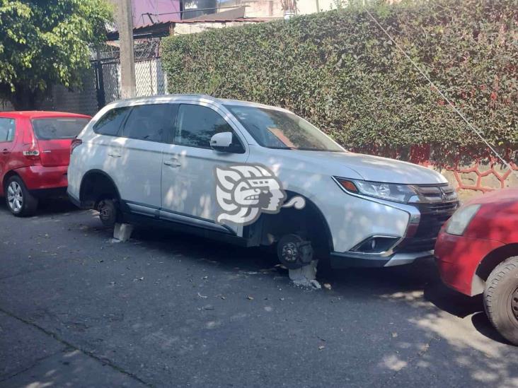 ¡Una más! Roban llantas y desvalijan camioneta en la zona centro de Veracruz