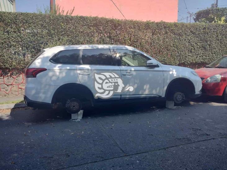¡Una más! Roban llantas y desvalijan camioneta en la zona centro de Veracruz