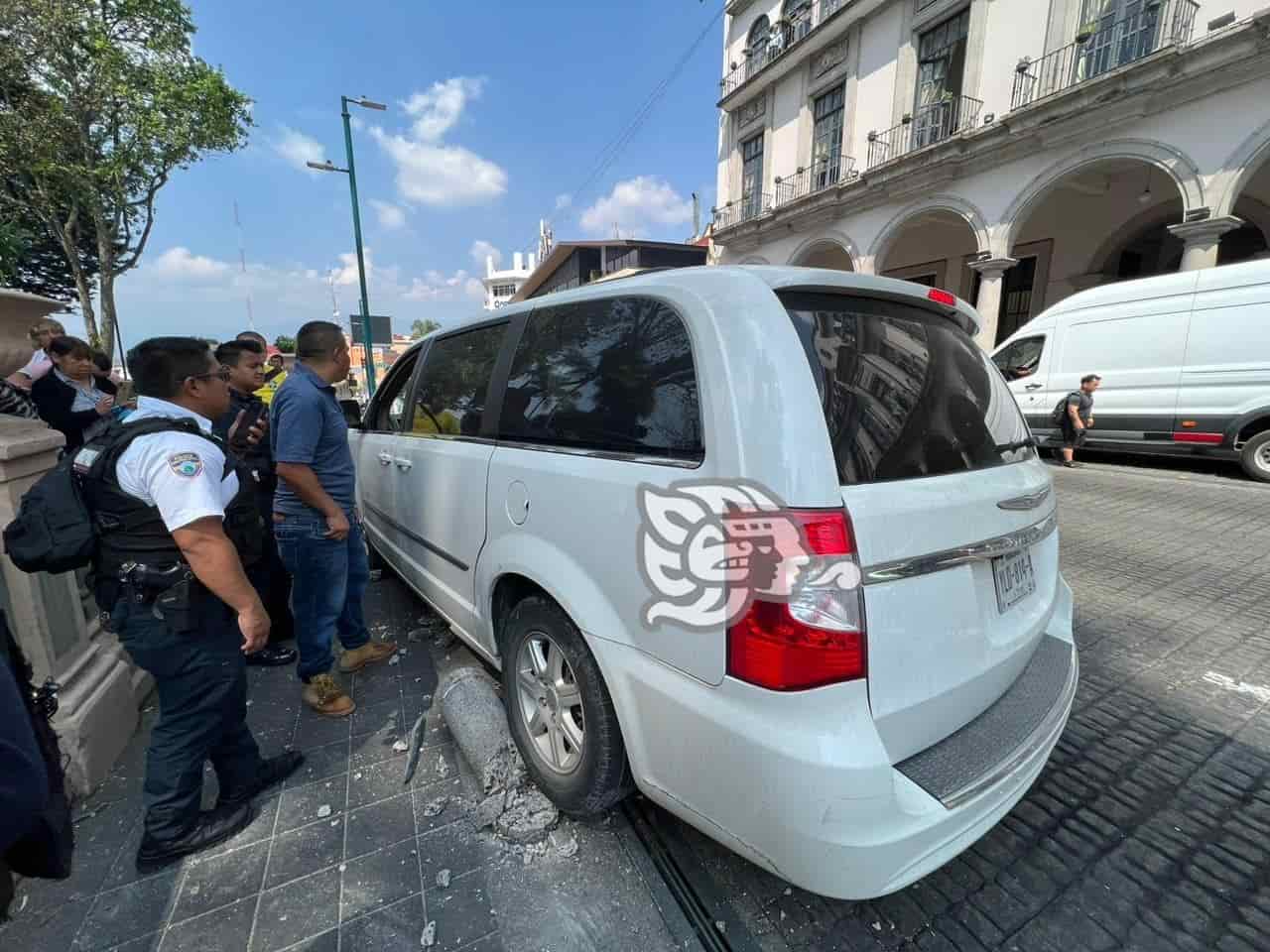 Pierde control de camioneta y choca contra postes en Xalapa