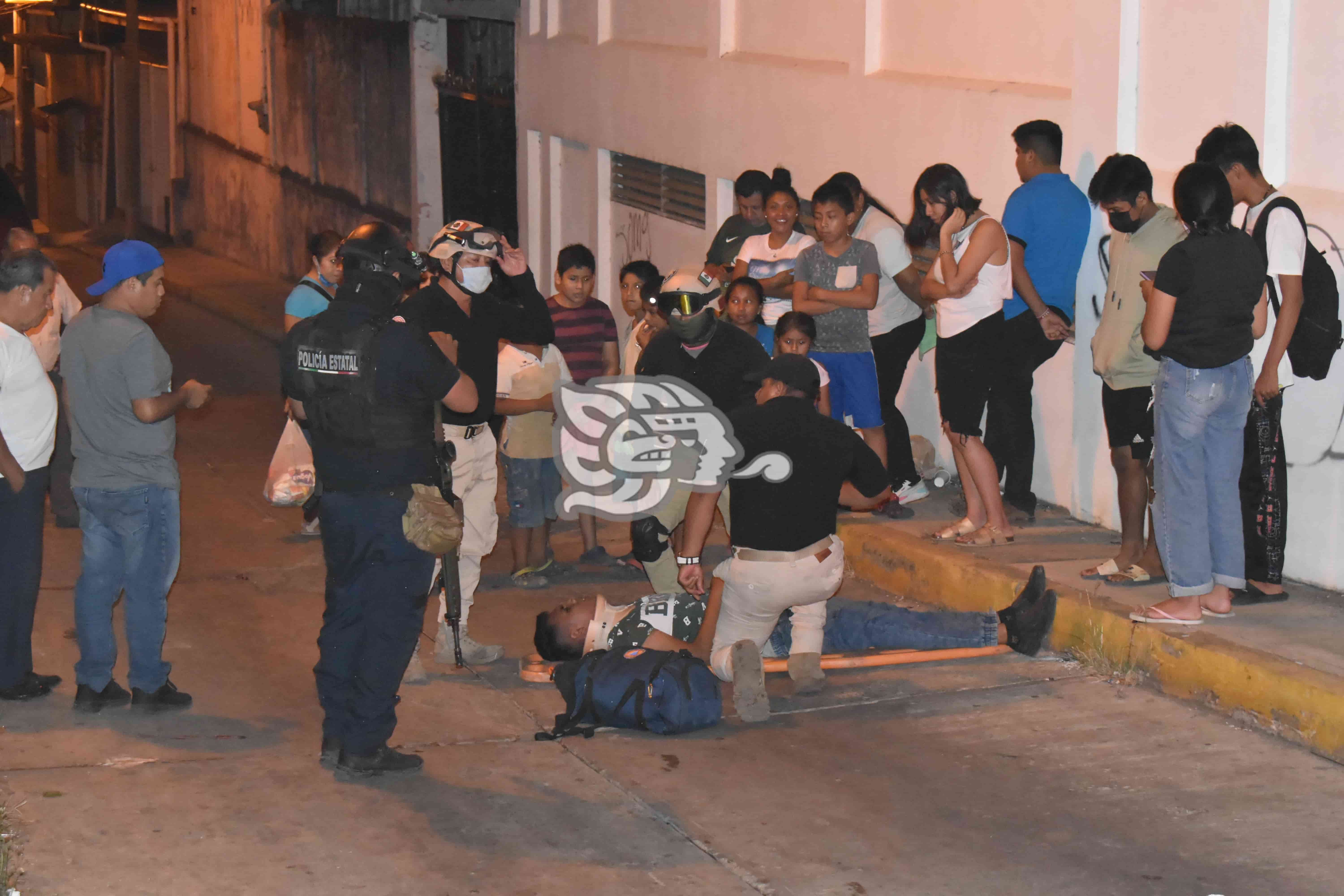 Motociclista no se percata de cierre de calle por velorio y casi se degüella (+Video)