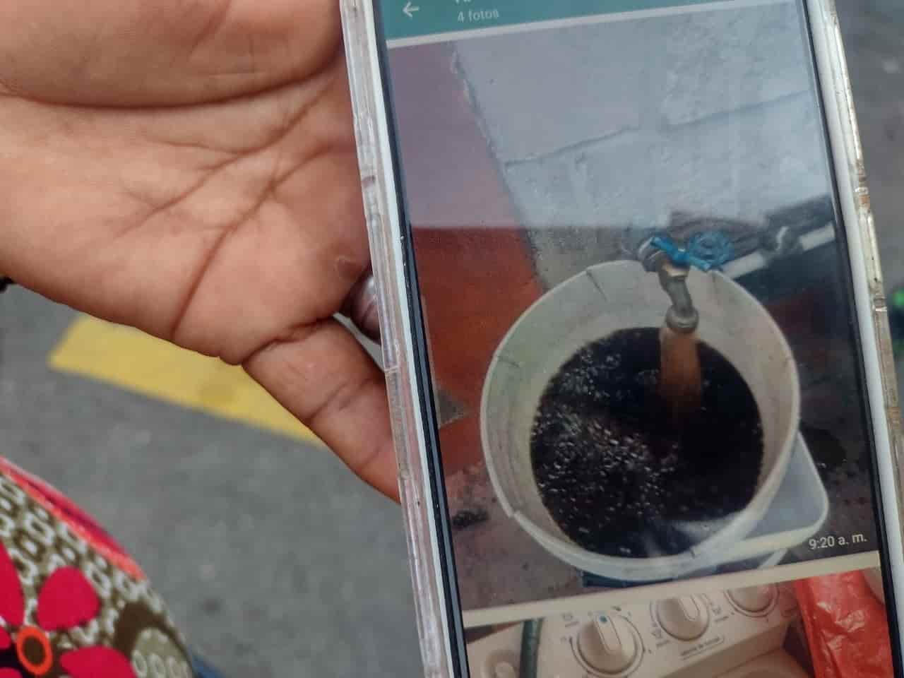 Reciben lodo en vez de agua en Lagos de Puente Moreno, exponen