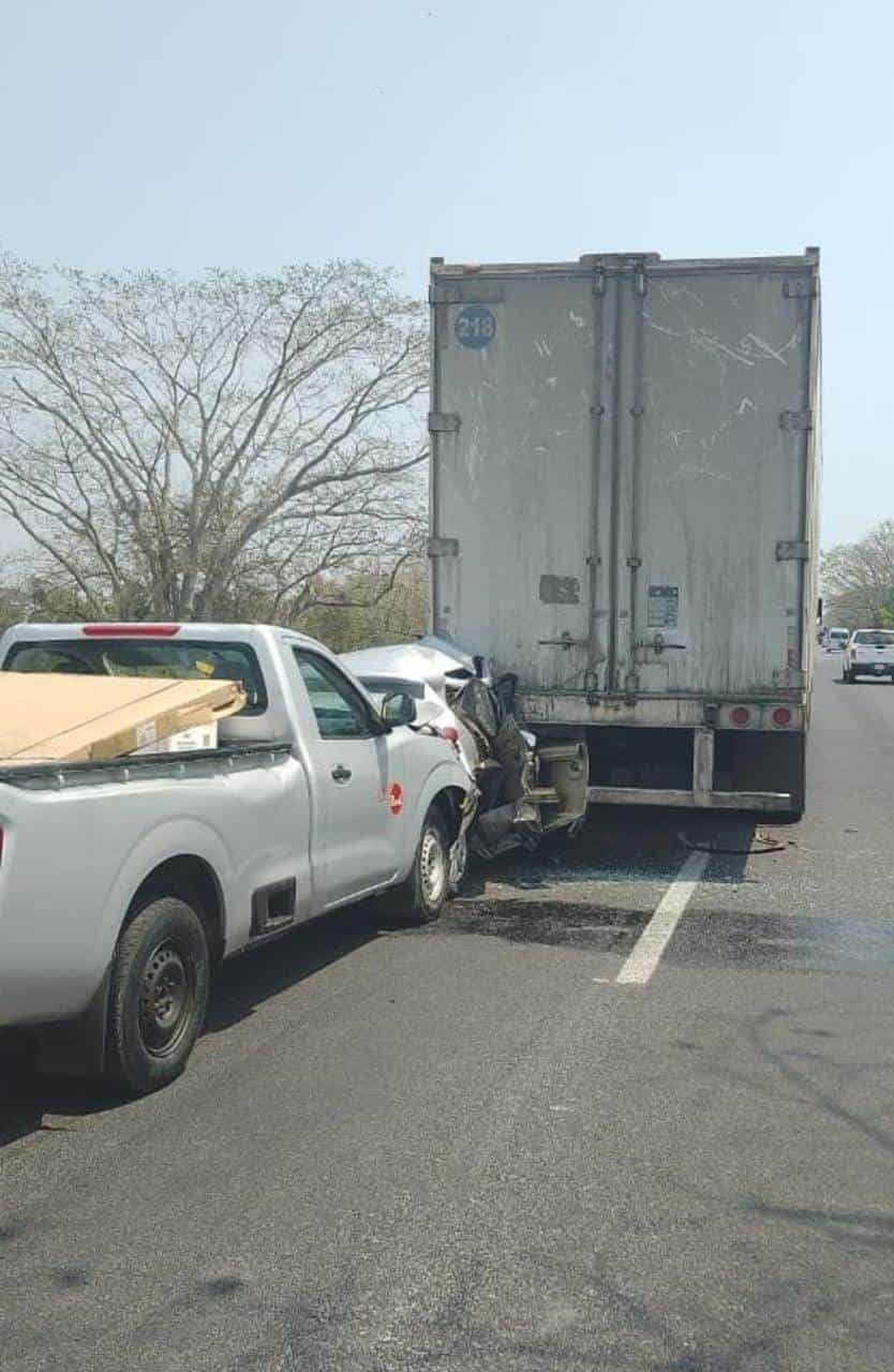 Camioneta se estrella contra caja de tráiler en carretera a Tierra Blanca
