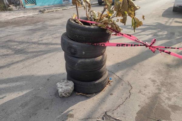 Con llantas y ramas, adornan socavón en calle de Veracruz