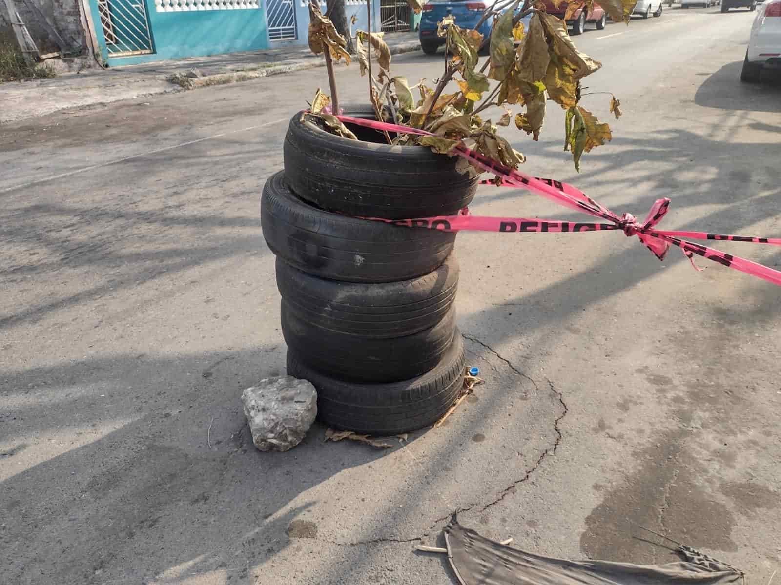Con pila de llantas, veracruzanos adornan un socavón que se formó en plenas calles