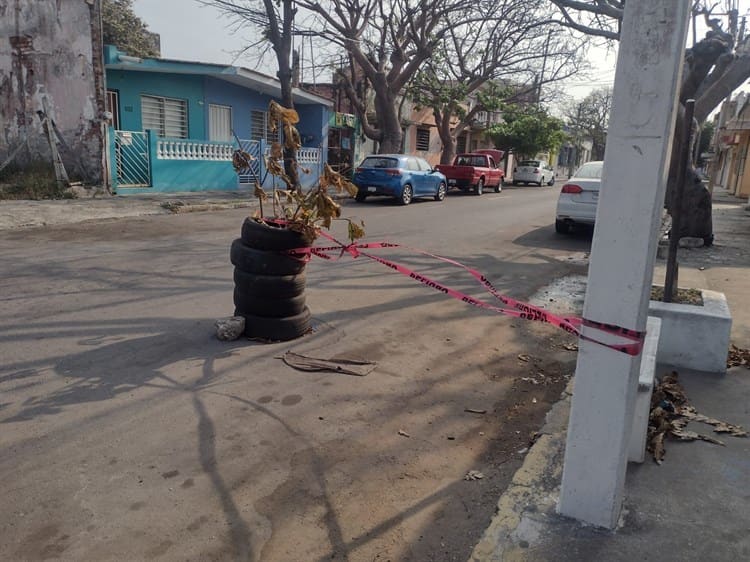 Con pila de llantas, veracruzanos adornan un socavón que se formó en plenas calles