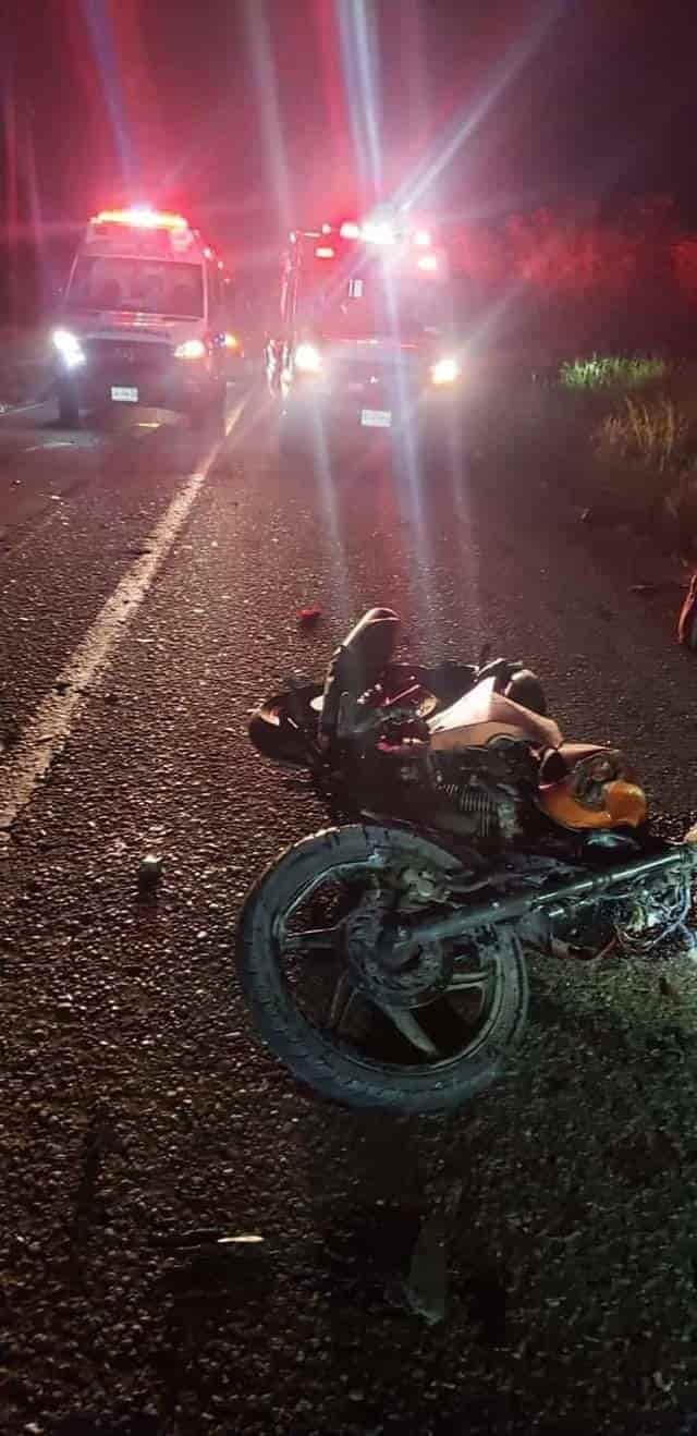 Choque de frente deja a dos motociclistas muertos en Cosamaloapan