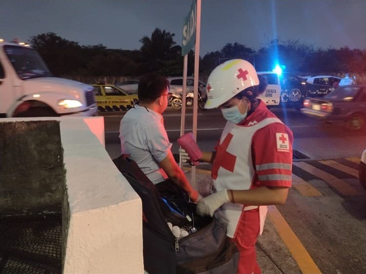 Motociclista sale volando; camioneta lo impacta en Veracruz