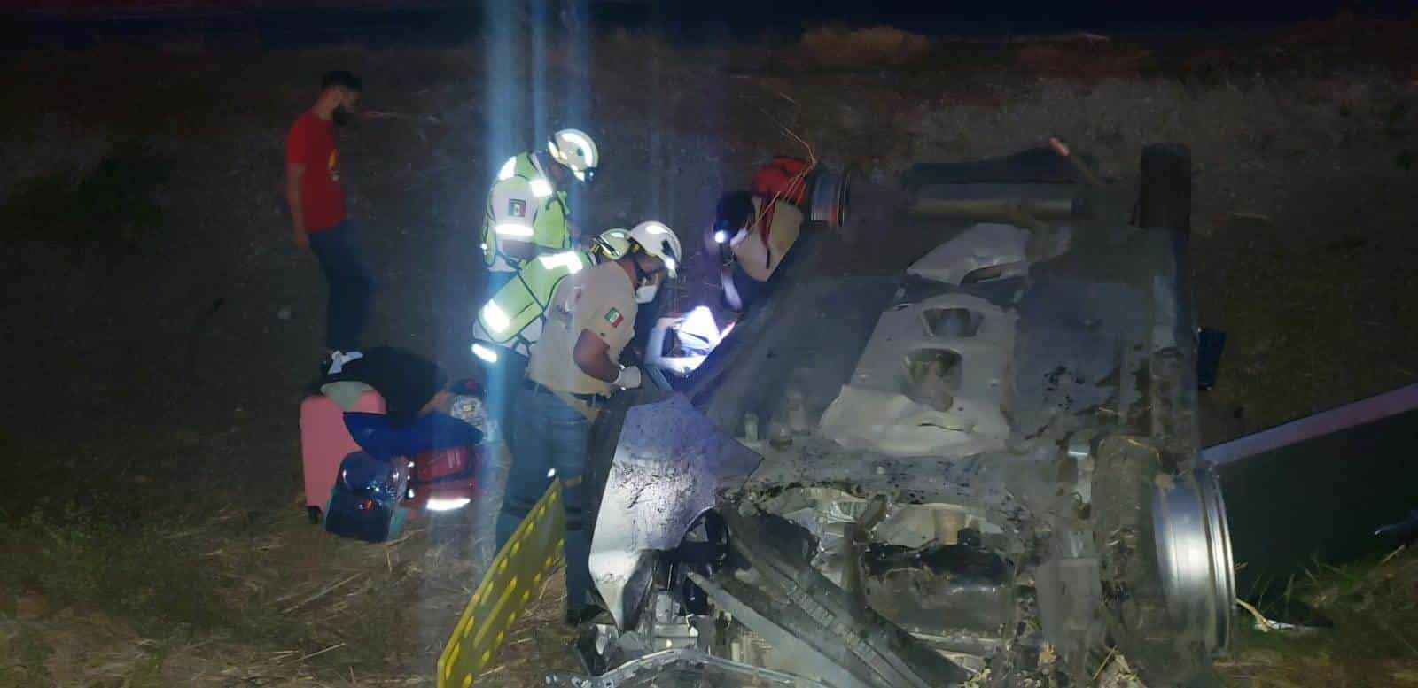 Vuelca auto al estallarle una llanta en la autopista Tinajas-Cosamaloapan